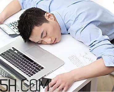 上班族怎么正確睡午覺？怎么正確的在公司睡午覺？