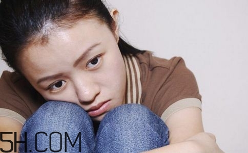 焦慮癥的表現(xiàn)是怎樣的？焦慮癥對(duì)身體有什么危害？