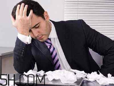 焦慮癥的表現(xiàn)是怎樣的？焦慮癥對(duì)身體有什么危害？