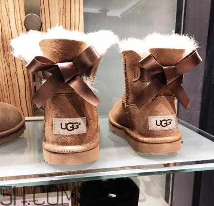 ugg雪地靴要穿襪子嗎？ugg是光腳穿嗎？
