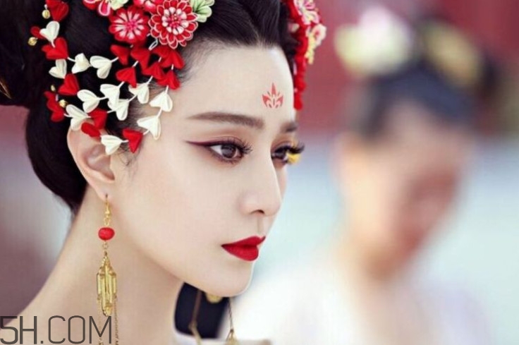 迪奧999啞光和滋潤怎么區(qū)分 試色對比哪個(gè)更好看