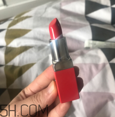 倩碧小方唇膏卡唇紋嗎？06號(hào)適合黃皮嗎？
