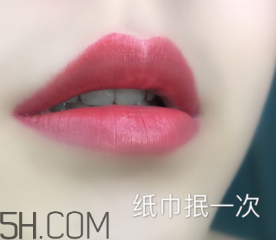 倩碧小方唇膏持久度如何？沾杯嗎？
