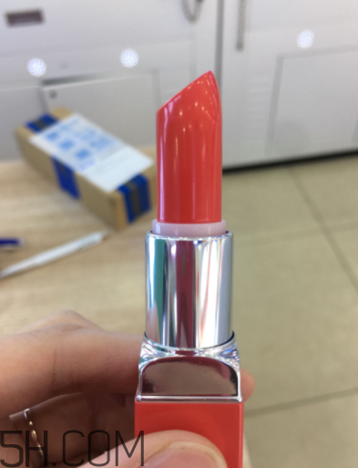 倩碧小方唇膏持久度如何？沾杯嗎？