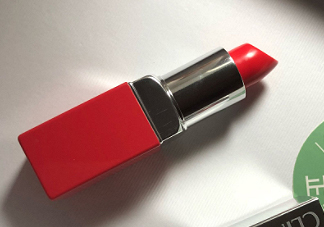 倩碧小方唇膏卡唇紋嗎？06號(hào)適合黃皮嗎？