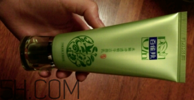 百雀羚泡沫潔面乳洗后緊繃嗎？適合干皮嗎？