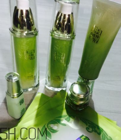 百雀羚水能量套盒適合油皮嗎？適合秋冬用嗎？