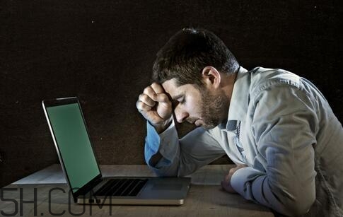 男性經(jīng)常熬夜有哪些危害？男性常熬夜對身體危害有哪些？