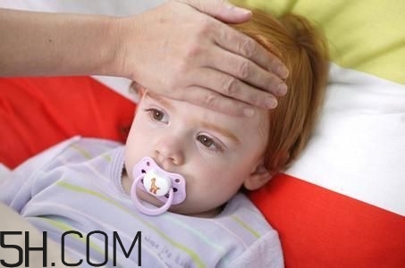 小兒肺炎的癥狀表現(xiàn)有哪些？小兒肺炎應(yīng)該怎么治療？