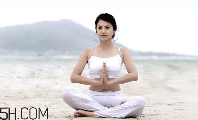 女性乳房脹痛乳頭瘙癢的原因有哪些？女性如何進(jìn)行乳房保?。?></p><p>經(jīng)常游泳、做俯臥撐、擴(kuò)胸運(yùn)動(dòng)，每天早晚仰臥在床上，用雙手按摩乳房。具體操作是：在乳房周圍旋轉(zhuǎn)按摩，順時(shí)針、逆時(shí)針方向，直到乳房皮膚微紅微熱為止，最后提拉乳頭數(shù)次，這樣能刺激整個(gè)乳房，包括乳腺管、脂肪組織、結(jié)締組織等，使乳房得更豐滿，更富有彈性。
豐胸要有道，選擇合適的豐胸產(chǎn)品，不要疾病亂投醫(yī)，胡亂試用豐胸產(chǎn)品。正確的穿胸罩是保護(hù)乳房的第一步，可以很好的防治乳房變形，在睡眠姿勢上我們也要注意。我們還可以做一些豐胸按摩，同時(shí)吃一些豐胸食品。</p><h3>吃什么對乳房不好</h3><p>1、喝咖啡太多</p><p>瑞典科學(xué)家的一項(xiàng)最新發(fā)現(xiàn)引起很多人的關(guān)注，因?yàn)樗麄冎赋觯⒚刻旌瓤Х热舫^三杯，她們的乳房會變小。研究人員通過檢測發(fā)現(xiàn)，半數(shù)女性體內(nèi)含有一種特殊基因，因?yàn)檫@種基因，當(dāng)她們攝入咖啡因時(shí)，乳房就會縮小。</p><p>2、斷食減肥法</p><p>長期處于饑餓的狀態(tài)，人體以為進(jìn)入了饑荒年代，必然會調(diào)動(dòng)儲藏的脂肪和蛋白質(zhì)來應(yīng)付，而乳房的主要結(jié)構(gòu)成文之一就是脂肪和膠原蛋白。</p><p>胸部脂肪減少、皮膚松弛、胸肌流失，而營養(yǎng)不足又引起腺體組織萎縮，整體胸部組織減少，但連接胸肌和乳房的結(jié)締組織卻沒有隨之減少，因此胸部就變小變下垂了。</p><p>3、不吃油</p><p>乳房大小取決于乳腺組織和脂肪的數(shù)量。因此，適度地增加胸部的脂肪量，是提高豐挺度的最自然、最合理、最健康的方法。不要片面追求苗條的體型曲線美，而盲目地節(jié)食、挑食，專吃素菜，不吃魚、肉等葷菜。</p> </div>
<div align=
