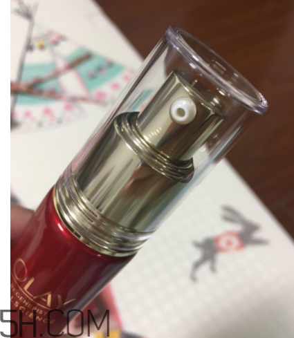 Olay小臉精華露是乳液嗎？用在哪一個步驟？