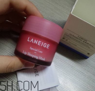 蘭芝夜間唇膜每次敷多厚？每次用多少？