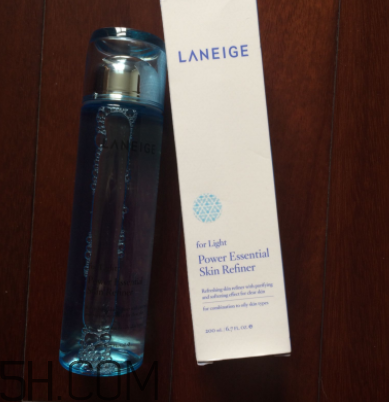蘭芝水衡精華水油不油？適合油皮嗎？