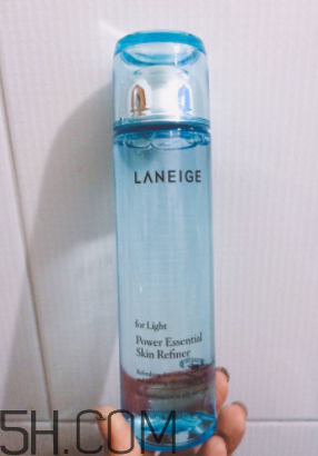 蘭芝水衡精華水油不油？適合油皮嗎？