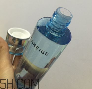 蘭芝水衡精華水油不油？適合油皮嗎？