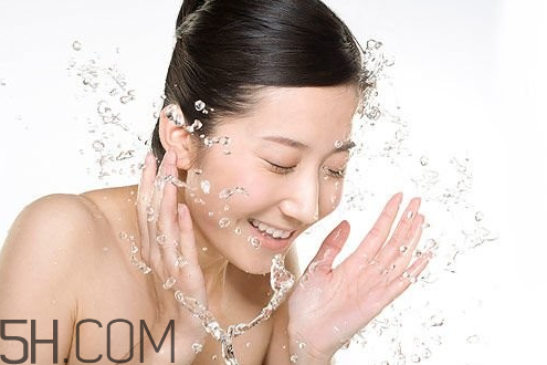 素顏霜v7真的不用卸妝嗎？卸妝時(shí)水溫要注意什么？