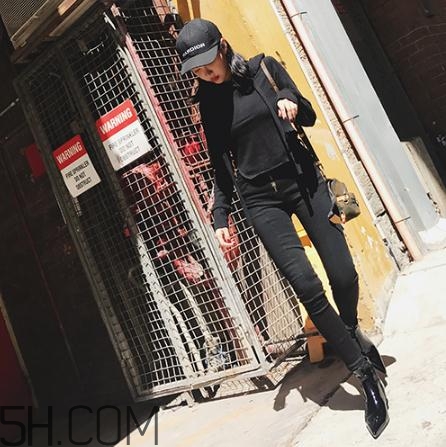 黑色衣服掉色屬于質量問題嗎？黑色衣服掉色嚴重怎么辦？