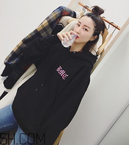 黑色衣服粘毛怎么處理？黑色衣服沾毛怎么辦？