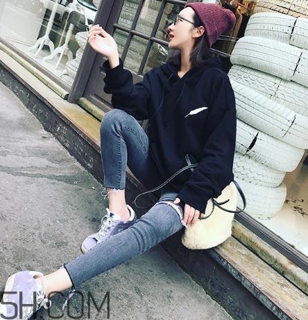 黑色衣服被漂白水弄壞怎么復(fù)原？黑色衣服被84燒黃了怎么辦？