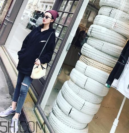 黑色衣服被漂白水弄壞怎么復(fù)原？黑色衣服被84燒黃了怎么辦？