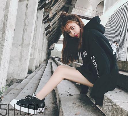 黑色衣服被漂白水弄壞怎么復(fù)原？黑色衣服被84燒黃了怎么辦？