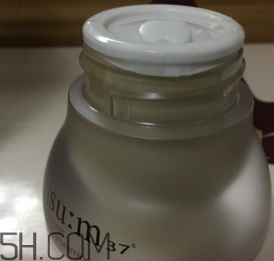 sum37魔法眼霜油不油？油皮能用嗎？