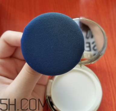 sum37空氣感氣墊霜浮粉嗎？適合油皮嗎？