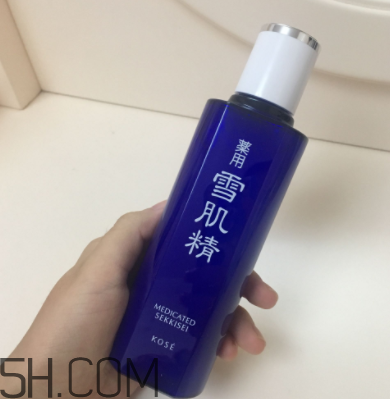 雪肌精化妝水盈潤型適合油皮嗎？適合夏季嗎？