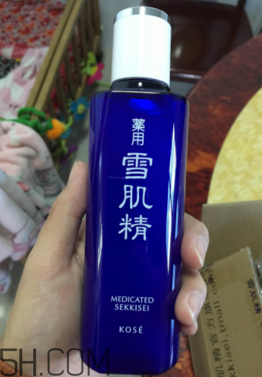 雪肌精化妝水盈潤型成分是什么？會使皮膚變薄嗎？
