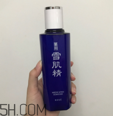雪肌精化妝水盈潤型成分是什么？會使皮膚變薄嗎？