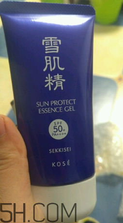 雪肌精防曬啫喱是化學(xué)防曬嗎？有刺激嗎？