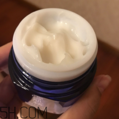 雪肌精菁華凝霜油不油？適合油皮嗎？
