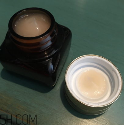 雅詩蘭黛小棕瓶眼霜每次用多少毫升？每次用量多少？