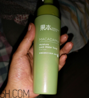 詩婷露雅生肌液滋潤型適合輕熟肌嗎？油不油？