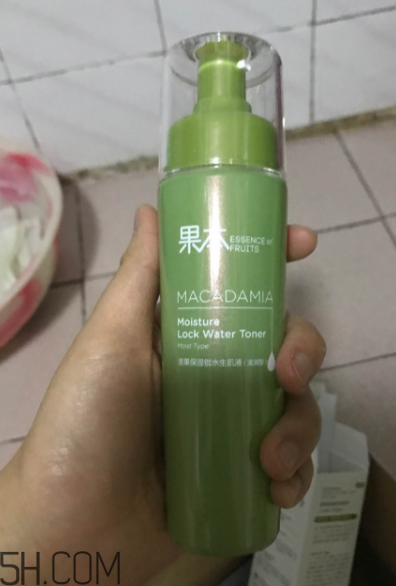 詩婷露雅生肌液滋潤型適合輕熟肌嗎？油不油？