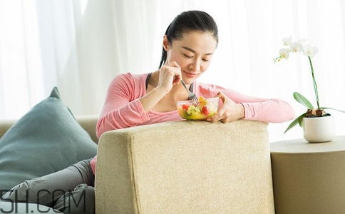 女孩月經(jīng)初潮可不可以喝紅糖水？女孩月經(jīng)初潮媽媽?xiě)?yīng)該怎么做？
