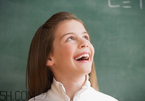 女孩月經(jīng)初潮量多量少正常嗎？月經(jīng)初潮一般幾天干凈？