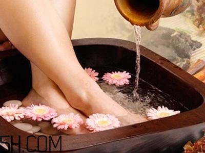 檸檬精油可以泡腳嗎？檸檬精油泡腳的好處有哪些？