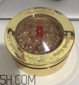 伊麗莎白雅頓眼部精華液油不油？長脂肪粒嗎？