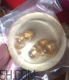 伊麗莎白雅頓眼部精華液油不油？長脂肪粒嗎？