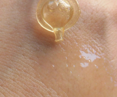 伊麗莎白雅頓眼部精華液油不油？長脂肪粒嗎？