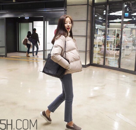 羽絨服怎么穿不顯胖？冬季好看的女裝羽絨服時(shí)尚搭配