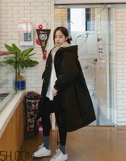 羽絨服怎么穿不顯胖？冬季好看的女裝羽絨服時(shí)尚搭配