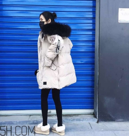 羽絨服怎么穿不顯胖？冬季好看的女裝羽絨服時(shí)尚搭配