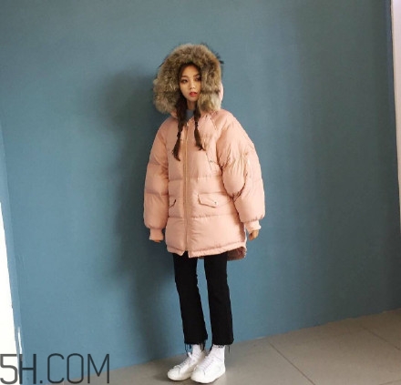 羽絨服怎么穿不顯胖？冬季好看的女裝羽絨服時(shí)尚搭配
