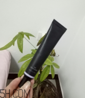 阿芙精油妝前乳色號(hào)有哪些？哪個(gè)色號(hào)能遮痘?。?></p><h3>阿芙精油妝前乳怎么樣</h3><p>整體感受是：1.對(duì)于使用粉底液之前就先使用“阿芙妝前乳”能夠起到很大的均勻膚色、提亮增白膚色的效果。2.使用完“阿芙妝前乳”后，在進(jìn)行粉底液打底等，可以幫助整體的妝感更加精致。3.因?yàn)閮?nèi)含精油養(yǎng)膚的成分，所以有淡淡的花草香味。4.“阿芙精油潤色妝前乳”不僅可以用來起到隔離作用，還可以用來遮蓋毛孔，使妝效更細(xì)膩。5.這款?yuàn)y前乳比較人性化，共有三個(gè)色號(hào)（綠色、紫色、粉色）可供選擇。</p><p style=