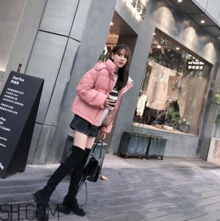 粉色羽絨服配什么鞋子？粉色羽絨服搭配鞋子圖片