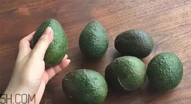 牛油果和牛奶可以一起吃嗎？牛油果和牛奶可以榨汁嗎？