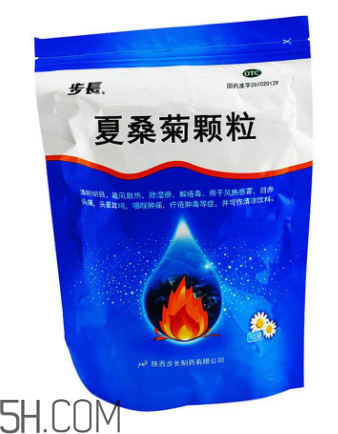 夏桑菊顆?？梢越?jīng)常喝嗎？夏桑菊顆?？梢造疃粏幔?></p><h3>夏桑菊顆粒一般什么時(shí)候喝好</h3><p>其實(shí)夏桑菊顆粒什么時(shí)候服用都是可以的。夏桑菊顆粒的功能主治是清肝明目，疏風(fēng)散熱，除濕痹，解瘡毒。用于風(fēng)熱感冒，目赤頭痛，頭暈耳鳴，咽喉腫痛，疔瘡腫毒等癥，并可作清涼飲料。</p><p>而在服用的時(shí)候患者朋友要注意一下：</p><p>1.忌煙、酒及辛辣、生冷、油膩食物。2.不宜在服藥期間同時(shí)服用滋補(bǔ)性中藥。3.風(fēng)寒感冒者不適用，其表現(xiàn)為惡寒重，發(fā)熱輕，無(wú)汗，頭痛，鼻塞，流清涕，喉癢咳嗽。4.高血壓、心臟病、肝病、糖尿病、腎病等慢性病嚴(yán)重者應(yīng)在醫(yī)師指導(dǎo)下服用。</p><p>凡感冒期間，無(wú)論風(fēng)寒感冒或是風(fēng)熱感冒，忌吃一切滋補(bǔ)、油膩、酸澀食物，諸如豬肉、鴨肉、雞肉、羊內(nèi)、糯米飯、黃芪、黃精、麥冬、人參、胎盤、阿膠各種海魚(yú)、蝦子、螃蟹、龍眼肉、石榴、烏梅、以及各種粘糯的甜點(diǎn)食品。</p><p>通過(guò)上述的分析介紹可以知道，其實(shí)夏桑菊顆粒也是可以當(dāng)做清涼飲料，但是對(duì)于體質(zhì)虛弱的人就不適宜服用，另外，對(duì)于夏桑菊顆粒也不建議患者朋友長(zhǎng)期服用。</p><p style=