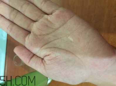 蘭蔻水光瓶后續(xù)要疊加面霜嗎？可以和精華疊加嗎？